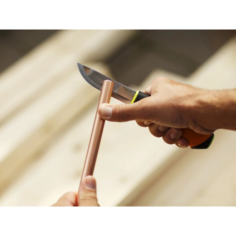 Fiskars universāls saimniecības nazis ar vīli un asināmo