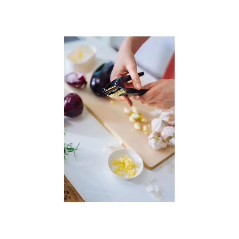 Пресс для чеснока Fiskars 1028361
