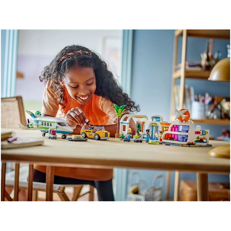 Konstruktors LEGO Friends Hārtleikas pilsētas lidosta un lidmašīna 42656, 958 gab.