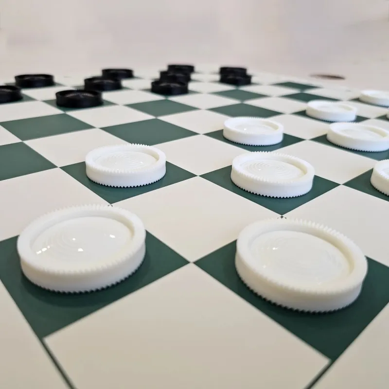 Plastmasas sacensību dambrete 45x45x10 ar kastīti