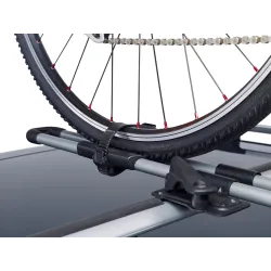 Thule freeride 532 veloturētajs uz jumta