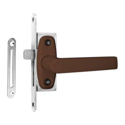 Aizgrieznis logu ar brūnu rokturi.