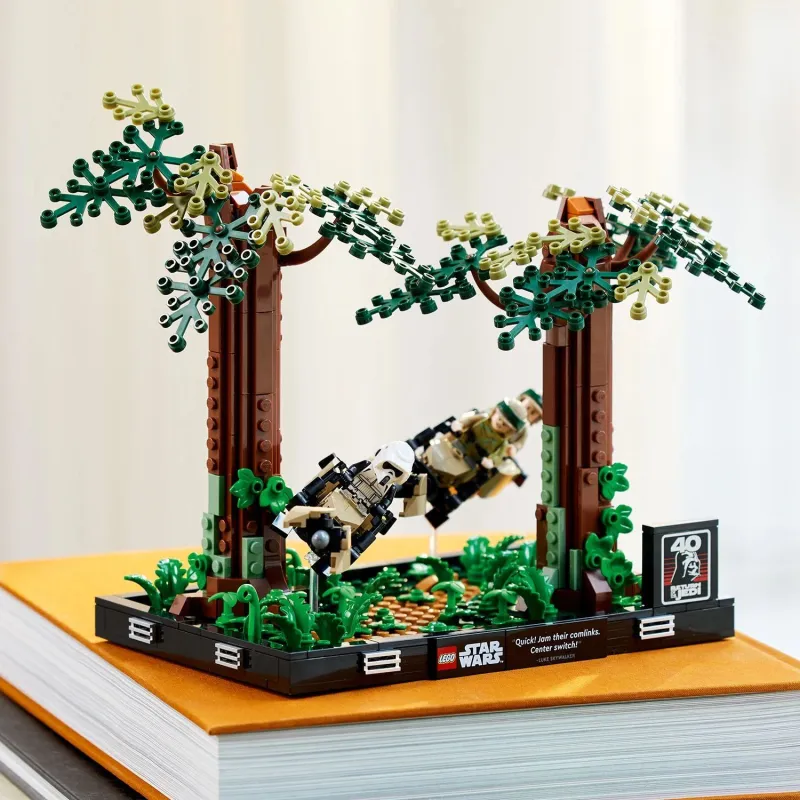 Konstruktors LEGO Star Wars Diorāma: Endor ātrgaitas pakaļdzīšanās 75353, 608 gab.