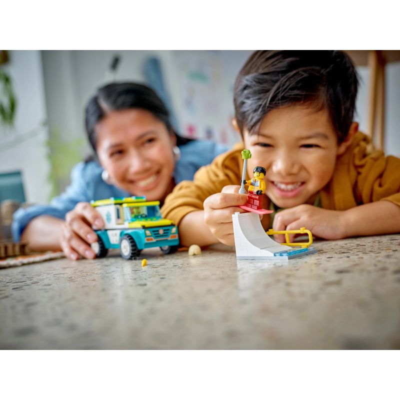 Конструктор LEGO City Great Vehicles Emergency Ambulance and Snowboarder 60403