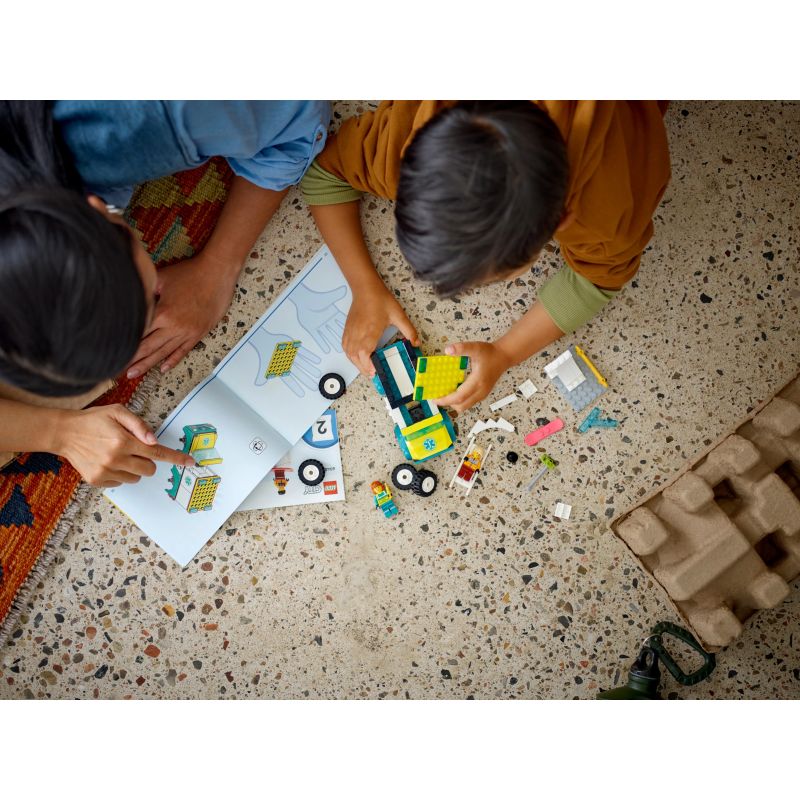 Конструктор LEGO City Great Vehicles Emergency Ambulance and Snowboarder 60403