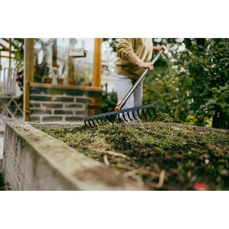 Rake soil fiskars oneclick