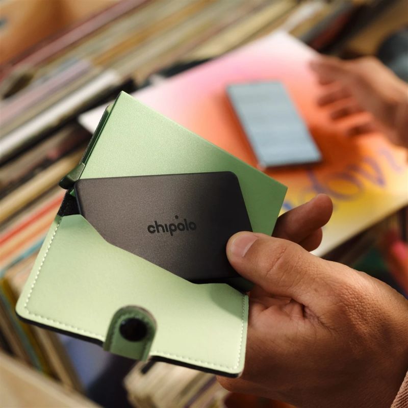 Chipolo CARD – Wireless Rechargeable Slim Bluetooth Tracker for iOS & Android, Charcoal