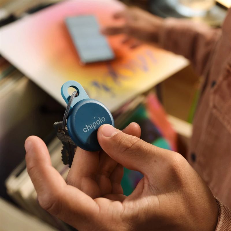 Chipolo LOOP – Rechargeable Bluetooth Tracker with Silicone Loop for iOS & Android, 4col_Charcoal_Chalk_Navy_Coral