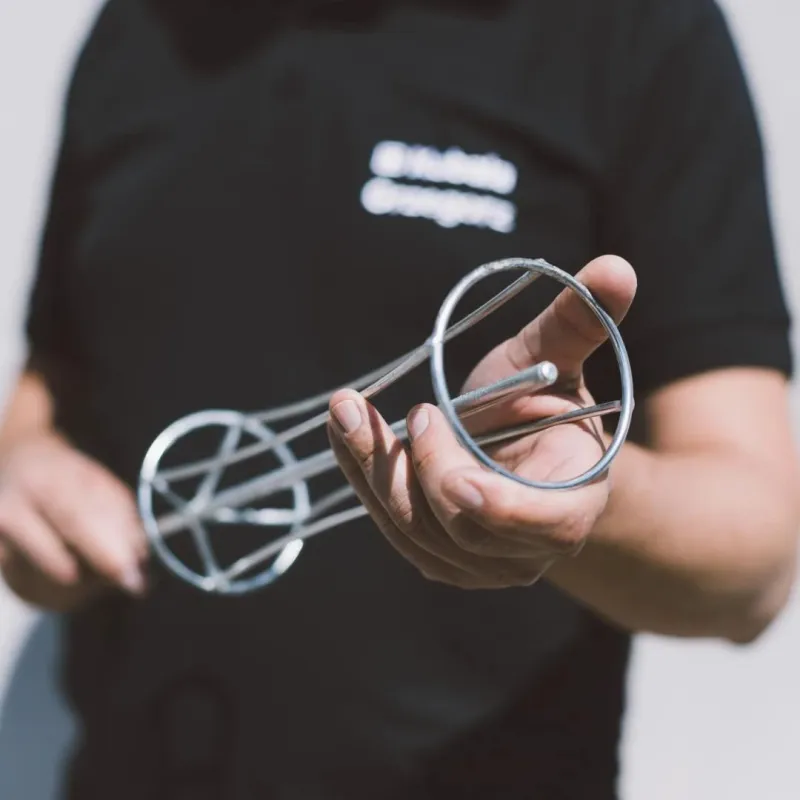 Ierīce krāsas veltņu un ģipša veltņu tīrīšanai