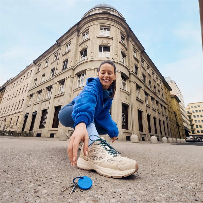 Chipolo POP – Bluetooth Tracker with Replaceable Battery for iOS & Android, Blue