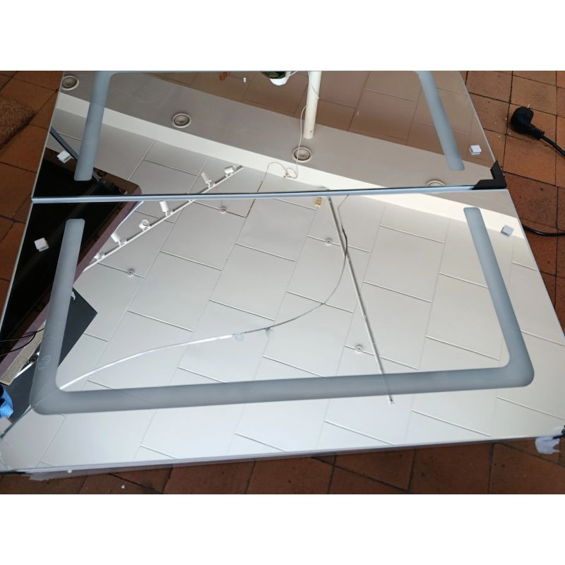 Nocenota prece - Aquamarin vannas istabas spoguļskapis ar LED apgaismojumu, 65 × 65 cm