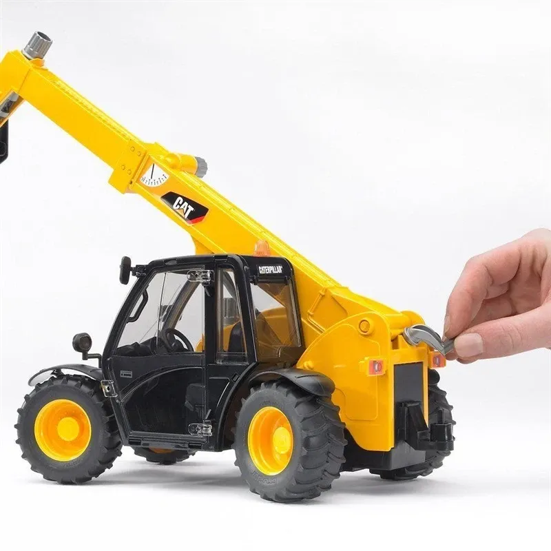 Žaislinis traktorius Bruder Caterpillar Telehandler 2141, 1:16, geltona sp.