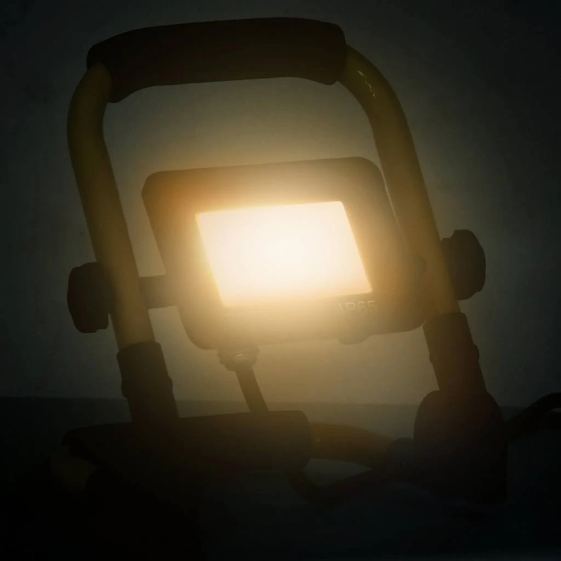 vidaXL LED prožektors ar rokturi, 20 W, silti balta gaisma