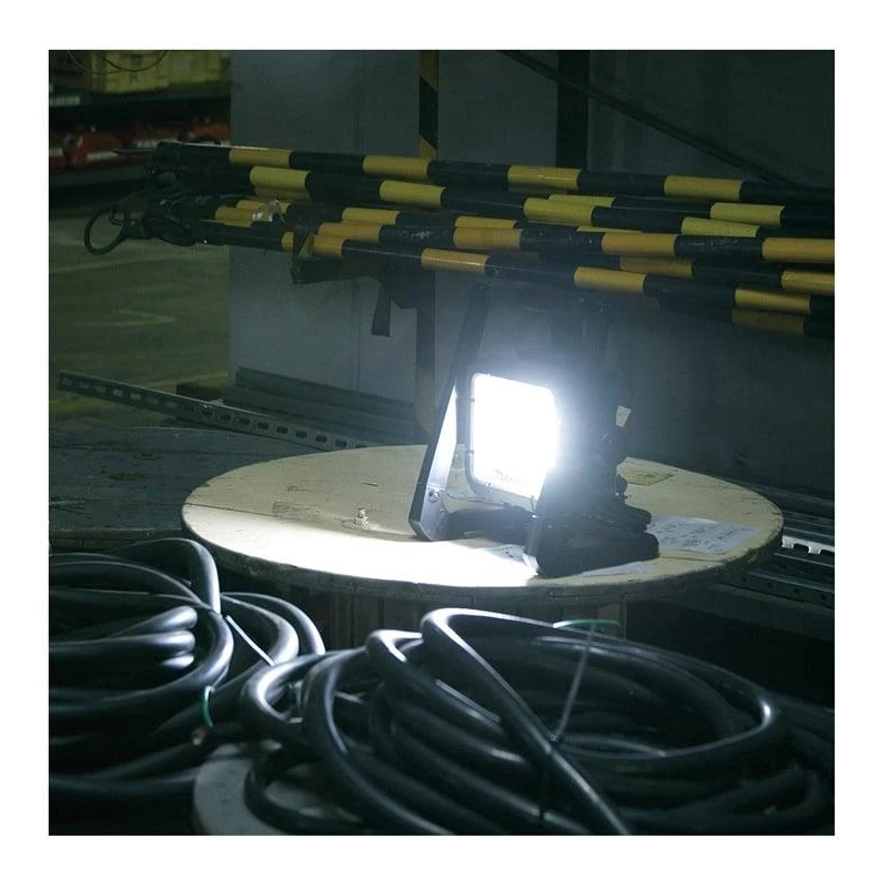 Prožektors deadml805 18v/230v led makita