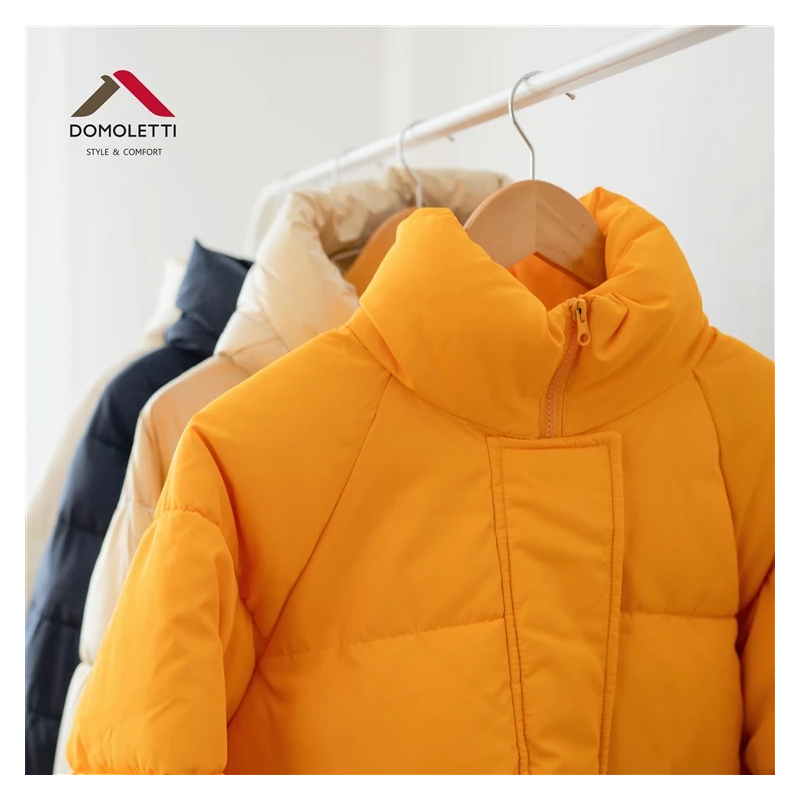 Pakaramais koka gaišs mētelim domoletti