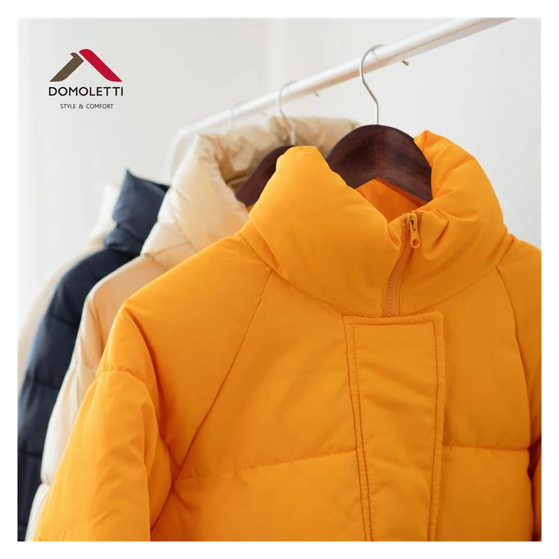 Pakaramais koka tumšs mētelim domoletti