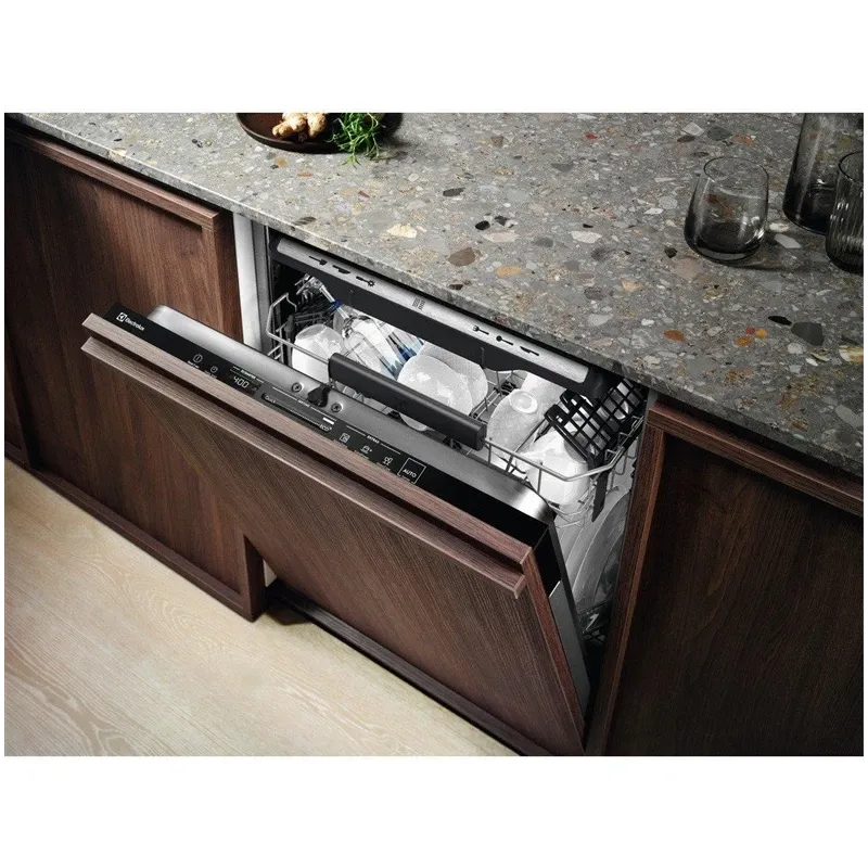 Iebūvējamā trauku mazgājamā mašīna Electrolux 700 sērija EEG69405L, melna krās.