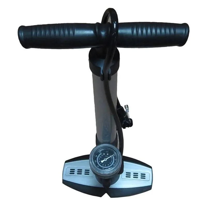 Hand pump with monometer