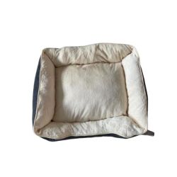 Guļvieta mājdzīvniekiem Höppy. daudzkrāsaina. 73 cm x 58 cm