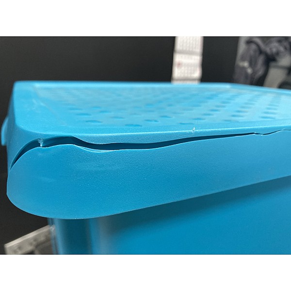 **Storage box with lid - Curver Essentials 26l Blue - with defect**