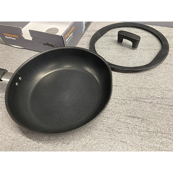 Panna sautēšanai ar vāku Hard Face 2.2l 24cm (Fiskars)- ar defektu