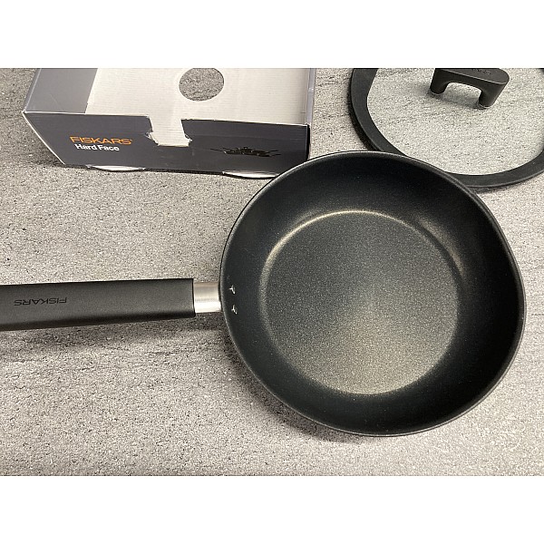 Panna sautēšanai ar vāku Hard Face 2.2l 24cm (Fiskars)- ar defektu