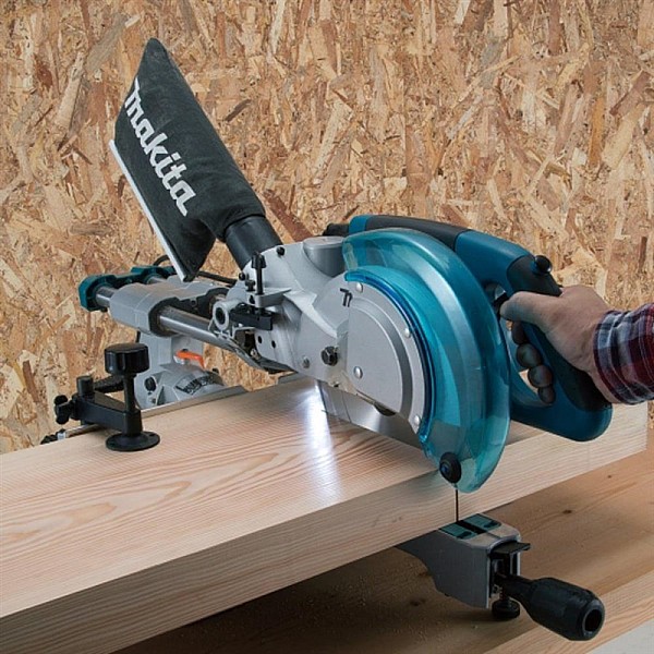 Medžio pjovimo staklės Makita LS0816F. 1200 W. 216 mm