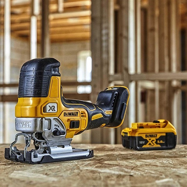 Akumuliatorinis siaurapjūklis DeWALT DCS335N. 18V